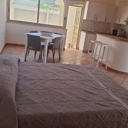 Turiddu, Flat *